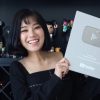 Hoàng Yến Chibi phấn khích nhận nút play bạc từ YouTube