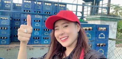 Vừa về quê đón Tết, Hồ Bích Trâm giản dị phụ gia đình bán nước giải khát