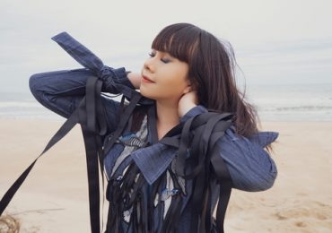 Hoa hậu Hằng Nguyễn diện đồ ‘country rock’ tự thiết kế dạo biển Quy Nhơn