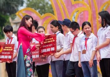 Kết thúc ‘Festival Văn hóa truyền thống Việt 2019’, BTC trao học bổng cho trẻ em khuyết tật