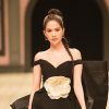 Ngọc Trinh khoe bờ vai gợi cảm khi diễn vedette show IVY moda