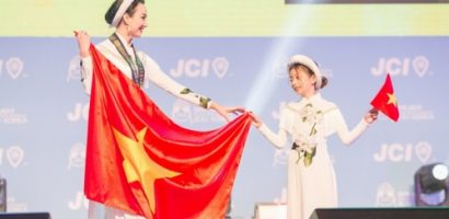 Hoa hậu Ngọc Diễm cùng con gái mặc áo dài trước 7.000 đại biểu ở Hàn Quốc
