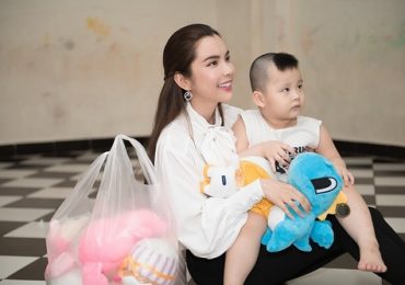 Hoa hậu Huỳnh Vy đi gắp thú bông tặng các trẻ em mồ côi