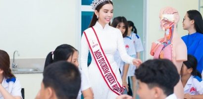 Hoa hậu Huỳnh Vy mặc áo dài trắng, đội vương miện về thăm trường cũ