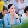 Học sinh bao vây Phương Oanh khi tham giao sự giao lưu văn hóa Nhật Bản