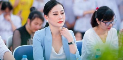 Học sinh bao vây Phương Oanh khi tham giao sự giao lưu văn hóa Nhật Bản