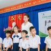 Diệu Ngọc, Lệ Quyên cùng dàn người đẹp Hoa khôi Áo dài trao quà cho các em học sinh