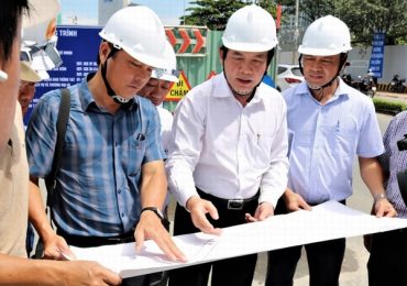 Dùng công nghệ mới chống lún mặt đường Nguyễn Hữu Cảnh