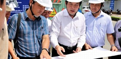 Dùng công nghệ mới chống lún mặt đường Nguyễn Hữu Cảnh
