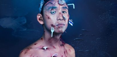 MC Quang Bảo gây ‘ám ảnh’ khi chụp hình Halloween cùng rác thải nhựa