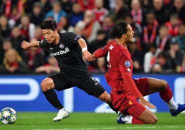 Ngôi sao người Nhật lừa qua Van Dijk ngay tại Anfield