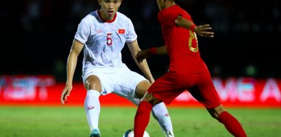 Cầu thủ Indonesia chật vật tranh bóng với Văn Hậu