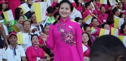 Hoa hậu Khánh Ngân cùng mẹ vinh dự diện kiến Đức Giáo Hoàng tại Thái