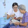 Người mẫu Trang Trần tặng quà cho các cụ già neo đơn