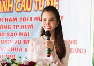 Huỳnh Vy về quê, trao học bổng cho học sinh nghèo hiếu học