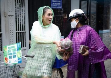 ‘Ngày may mắn’: Võ Hoàng Yến đội mưa bán rau giúp đỡ gia đình nghèo gặp nhiều biến cố