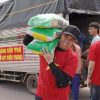 Diễn viên Anh Đức vác hàng cứu trợ lên đồng bào miền núi