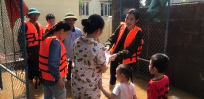 Sau 3 ngày cứu trợ, BTC Hoa Hậu Việt Nam trao tặng hơn 2 tỷ đồng cho người dân miền Trung