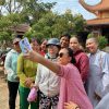 ‘Công chúa lai’ nhà Đoan Trang thích thú khi đi phát quà từ thiện cùng mẹ