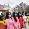 Người dân TP.HCM đeo khẩu trang check-in tại đường hoa Nguyễn Huệ