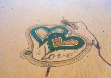 Hồ hình trái tim trên sa mạc ở Dubai
