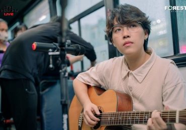 Kai Đinh gọi cho mẹ ngay trên ‘Eye contact live’, hát ca khúc xúc động về gia đình