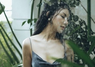 Hoa hậu Loan Vương ngẫu hứng chụp ảnh dưới mưa