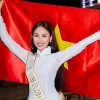 Đoàn Hồng Trang thướt tha trong tà áo dài trắng, lên đường dự thi Miss Global 2022