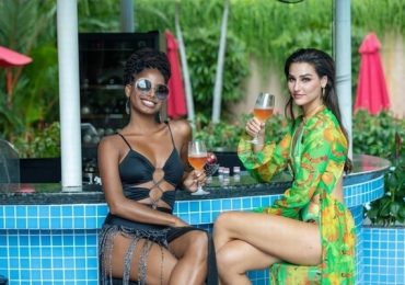 2 Hoa hậu Trái đất gợi cảm với bikini ngày hè