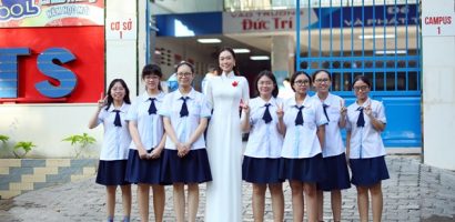 Hoa hậu Ban Mai tặng cô chủ nhiệm áo dài Thuận Việt nhân ngày 20-11