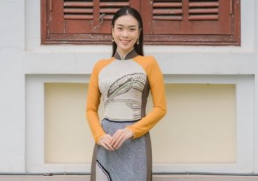 Hoa hậu Ban Mai diện áo dài ngàn hoa khoe sắc