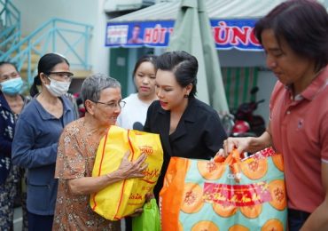 Gia đình Việt Hương – Hoài Phương tặng quà Tết đến 250 hộ dân