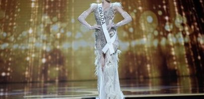 Lấy ý tưởng từ chim khổng tước, hai nhà thiết kế Việt giúp Miss Canada toả sáng trên sân khấu Miss Universe 2022