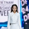 Bảo Hà làm first face catwalk lạnh lùng trong trang phục công sở