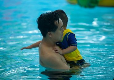 Dương Khắc Linh ‘vật vã’ cho con học bơi