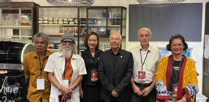 Hồng Ánh tặng khăn rằn Việt Nam cho hội đồng giám khảo Liên Hoan Phim Quốc tế Asean