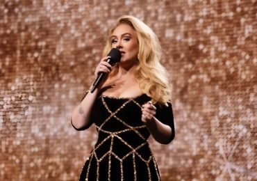 ‘Họa mi tóc vàng’ Adele mê mẩn diện váy công trí