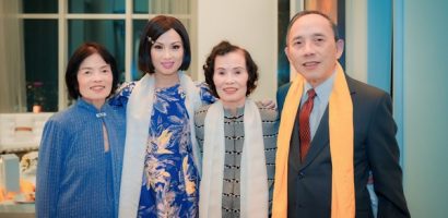 ‘Ca sĩ tỉ phú’ Hà Phương dự sự kiện từ thiện cùng bố mẹ chồng