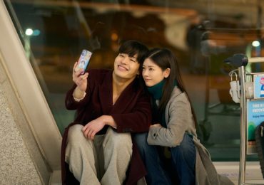 Kang Ha-neul bùng nổ ‘chemistry’ với Jung So-min trong hậu trường ‘Yêu lại vợ ngầu’