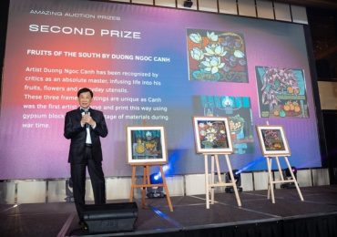 Ông Johnathan Hạnh Nguyễn đấu giá 3 bức tranh Việt Nam gây quỹ từ thiện