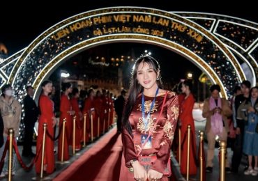 Hoa hậu Thái Nhã Vân khoe nhan sắc trẻ trung tại sự kiện Liên hoan phim Việt Nam