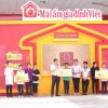 MC Quyền Linh, Kiều Oanh và Đình Hiếu bỏ tiền túi tặng trẻ em mồ côi