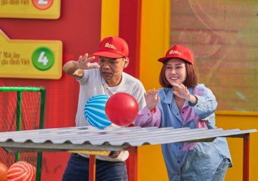 MC Quyền Linh, Hương Giang và Trung Ruồi tặng tiền cho trẻ em mồ côi
