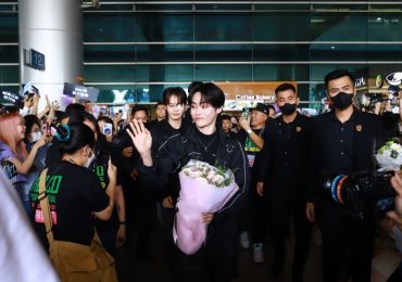 Tempest thân thiện tại sân bay Tân Sơn Nhất, Hanbin cúi gập người cảm ơn fans