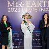 Trương Ngọc Ánh trao sash cho thí sinh Miss Earth 2023