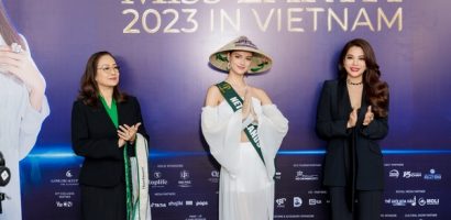 Trương Ngọc Ánh trao sash cho thí sinh Miss Earth 2023