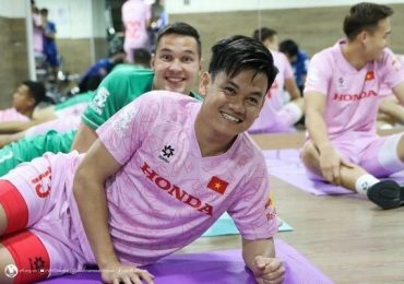 Chưa ‘nóng’ chỗ tại Qatar, Nguyễn Filip và đội tuyển Việt Nam lập tức tập gym rèn thể lực