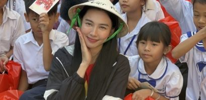 Thuỳ Tiên giản dị mang ‘Tết hạnh phúc’ đến kiều bào Việt tại Campuchia