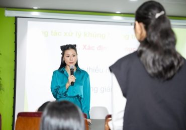 Nam Thư háo hứng chia sẻ cùng sinh viên trường Cao đẳng Bách khoa Bách Việt