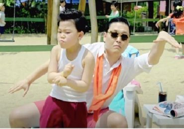 ‘Psy nhí’ Hwang Min Woo đã trưởng thành, cùng em trai về quê mẹ làm từ thiện
